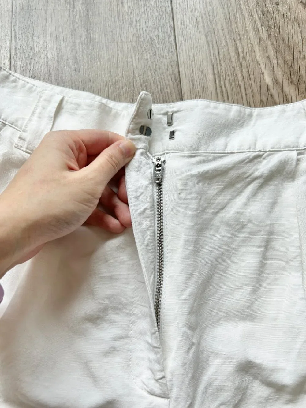 G. Label by Goop High Waisted Edlin Tailored Linen Shorts in White Size 8 - Picture 5 of 10